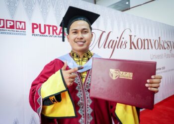 MUHAMMAD Syafie Dzulkaftah yang mengundi pada PRN Sabah, semalam hadir pada Upacara Konvokesyen UPM ke-49, hari ini.