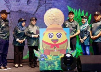 Norliza Abdul Rahim (tiga dari kiri)  merasmikan majlis penutup Bulan Menabung Simpan SSPN (BMS) 2025 yang  turut dihadiri Abu Tariq Jamaluddin (kiri), Husna Abdul Rahman (dua dari kiri), Norasni Ayob (dua dari kanan), Datuk Seri Abdul Razak Jaafar (kanan) serta Ahmad Dasuki Abdul Majid, (tiga dari kanan).