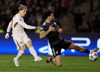 PEMAIN Chelsea, Alejandro Garnacho (kiri) melakukan rembatan ke gawang Qarabag untuk menjaringkan gol penyamaan ketika aksi Liga Juara-Juara Eropah di Stadium Republik Tofiq Bahramov, Baku. -AFP
