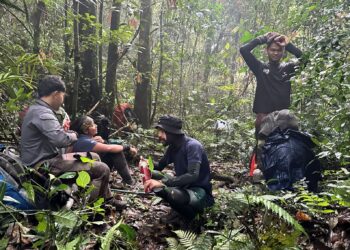 para pendaki berhenti rehat seketika sebelum meneruskan cabaran.