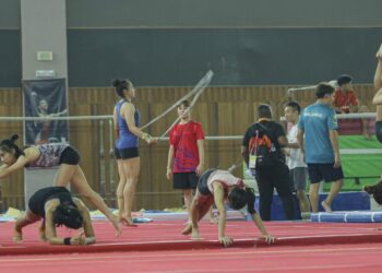 Atlet gimnastik artistik kebangsaan menjalani rutin latihan harian di gimnasium Majlis Sukan Negara, Bukit Jalil sebagai persiapan untuk ke Sukan SEA 2025 di Thailand pada Disember ini. - UTUSAN/FARIZ RUSADIO