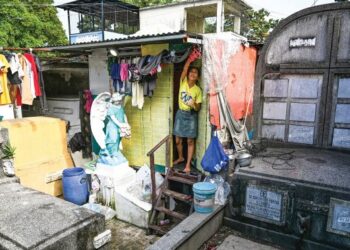 Penduduk Manila menjadikan kawasan perkuburan sebagai tempat membina kediaman – AFP