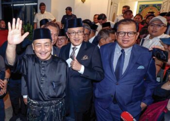 HAJIJI Noor berjalan keluar dari kediaman rasmi Ketua Menteri di Sri Gaya menuju ke Istana Seri Kinabalu bagi istiadat mengangkat sumpah di hadapan Yang Dipertua Negeri, Tun Musa Aman kira-kira pukul 3.10 pagi semalam. – UTUSAN/AMIR KHALID