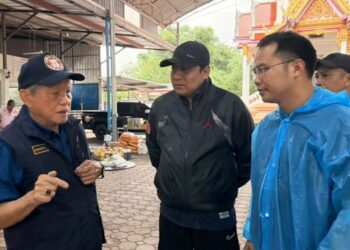 AHMAD Fahmi Ahmad Sharkawi (dua kanan) diberikan penerangan daripada Sitthipong Sitthiphataraprabha semasa turun padang melihat bantuan yang akan disalurkan kepada rakyat Malaysia yang terkandas di Hat Yai, Thailand. - IHSAN KONSULAT MALAYSIA DI SONGKHLA