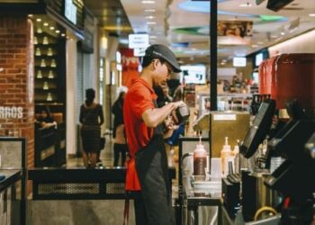 KEBANYAKAN golongan remaja kini lebih memilih sektor F&B sebagai kerjaya pertama dalam kehidupan mereka.