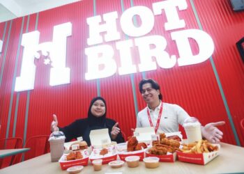 HADI NADZRI (kanan) menunjukkan menu yang telah disahkan halal oleh Jabatan Kemajuan Islam Malaysia (Jakim) baru-baru ini. – UTUSAN/ AFIQ RAZALI