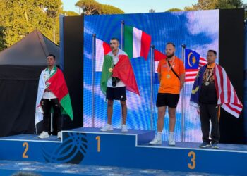 HAFIZUDDIN (kanan) ketika memenangi pingat gangsa acara perseorangan lelaki pada Kejohanan Dunia di Rom, Itali September lalu. - IHSAN FB MSBF