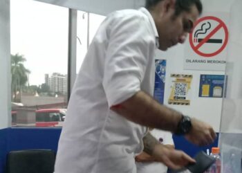 HARESH Deol ketika membuat laporan polis selepas diserang dua individu tidak dikenali, hari ini.