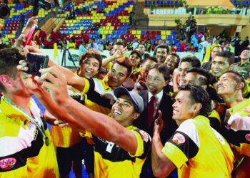 AL-SULTAN Abdullah bergambar `selfie' bersama pemain Malaysia pada Liga Juara-Juara 1 di Stadium Hoki Indera Mahkota pada tahun 2014.