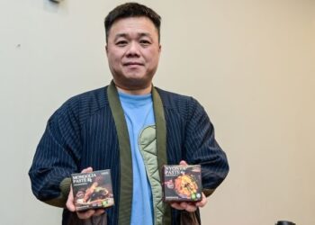 CONAN Yeoh menunjukan pes Mongolia dan Nyonya keluaran syarikatnya.