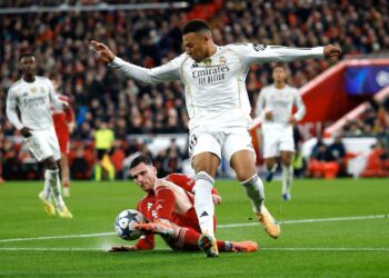 PENYERANG Real Madrid, Kylian Mbappe diasak pertahanan Liverpool, Andy Robertson pada aksi Liga Juara-Juara Eropah awal pagi tadi-AFP