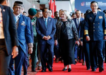 MOHAMED Khaled Nordin dan Judith Collins menghadiri ADMM+ Ke-12 di Pusat Konvensyen Kuala Lumpur (KLCC) hari ini. - UTUSAN/SHIDDIEQIIN ZON