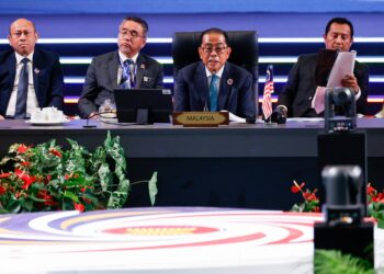 MOHAMED Khaled Nordin mempengerusikan ADMM+ Ke-21 di KLCC hari ini. - UTUSAN/SHIDDIEQIIN ZON