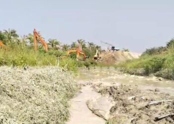 KEADAAN air di sepanjang Ulu Sungai Johor yang bertukar warna kepada putih seakan susu dipercayai kerana tercemar.