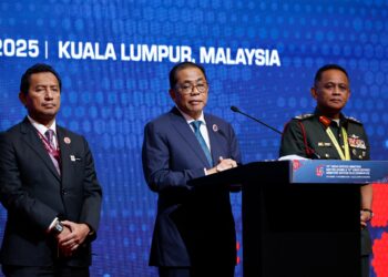 MOHAMED Khaled Nordin ketika sidang akbar pada Mesyuarat Menteri Pertahanan ASEAN Ke-19 & Mesyuarat Menteri Pertahanan ASEAN Plus Ke-12, di Pusat Konvensyen Kuala Lumpur, di sini hari ini. - UTUSAN/SHIDDIEQIIN ZON