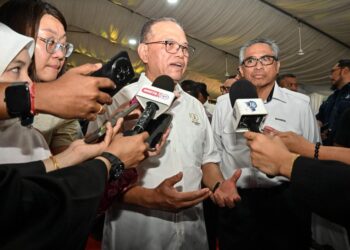 WAN ROSDY Wan Ismail ketika ditemui pemberita pada Sesi Ramah Mesra Bersama Penggerak Industri Kuantan di Pusat Latihan Teknologi Tinggi (ADTEC) Jabatan Tenaga Manusia (JTM) Kampus Kuantan, Gebeng di Kuantan, Pahang. - GAMBAR MUHAMMAD NAIM HELMI HAFIDZI
