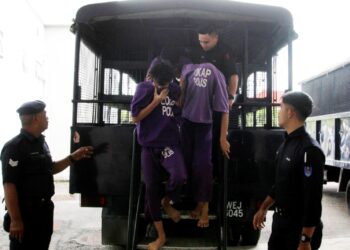 KETIGA-tiga suspek dibawa oleh polis untuk mendapatkan perintah tahanan reman oleh di Kompleks Mahkamah Kota Bharu, Kelantan hari ini-UTUSAN/KAMARUL BISMI KAMARUZAMAN.