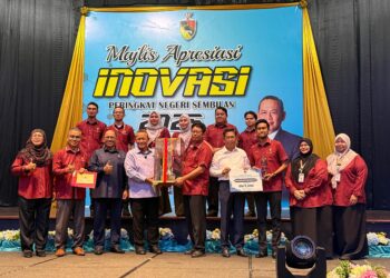 AMINUDDIN Harun bergambar bersama pemenang pada Majlis Apresiasi Inovasi 2025 Peringkat Negeri Sembilan di Seremban, hari ini. -UTUSAN/NOR SHAFIQAH MOHD. GHAZALI.
