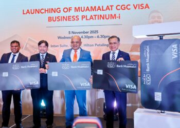 PRESIDEN Bank Muamalat Malaysia Bhd, Datuk Khairul Kamarudin (dua dari kanan), Ketua Pegawai Eksekutif Credit Guarantee Corporation Malaysia Bhd (CGC), Datuk Mohd Zamree Mohd Ishak (paling kanan), Pengurus Serantau VISA Malaysia, Previn Pillay (paling kiri), dan Presiden Credit Guarantee Corporation Malaysia Bhd (CGC), Mohamed Nazri Omar (dua dari kiri), pada Majis Pelancaran Muamalat CGC Visa Business Platinum-i, di Hotel Hilton, di sini hari ini. - UTUSAN/SHIDDIEQIIN ZON
