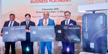 PRESIDEN Bank Muamalat Malaysia Bhd, Datuk Khairul Kamarudin (dua dari kanan), Ketua Pegawai Eksekutif Credit Guarantee Corporation Malaysia Bhd (CGC), Datuk Mohd Zamree Mohd Ishak (paling kanan), Pengurus Serantau VISA Malaysia, Previn Pillay (paling kiri), dan Presiden Credit Guarantee Corporation Malaysia Bhd (CGC), Mohamed Nazri Omar (dua dari kiri), pada Majis Pelancaran Muamalat CGC Visa Business Platinum-i, di Hotel Hilton, di sini hari ini. - UTUSAN/SHIDDIEQIIN ZON