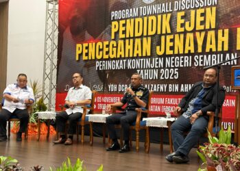 ALFAZNY Ahmad ketika menjadi salah seorang panel pada Program Townhall Discussion- Pendidik Ejen Pencegahan Jenayah Buli Kontinjen Negeri Sembilan di USIM,  Nilai, Seremban hari ini.-UTUSAN /NOR SHAFIQAH MOHD. GHAZALI