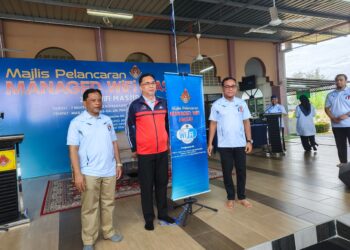 MOHD. Anis Hussien (dua kiri) semasa merasmikan Program Let's Do I.T 2025 di Masjid Jamek As-Salam Pengkalan Chepa, Kelantan hari ini-UTUSAN/YATIMIN ABDULLAH.