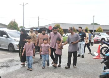 MOHAMAD Shofi Mat Isa (dua dari kanan) bersama tiga anaknya mengiringi jenazah Allahyarham Nur Aniza Abdul Wahab ke Tanah Perkuburan Islam Setali, Kuantan, Pahang. - UTUSAN/SHEIKH AHMAD RAZIF