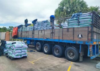 SEBAHAGIAN beras seludup dari Thailand yang dirampas JKDM Kelantan dalam serbuan di Kuala Krai, Kelantan baru-baru ini.-IHSAN JKDM