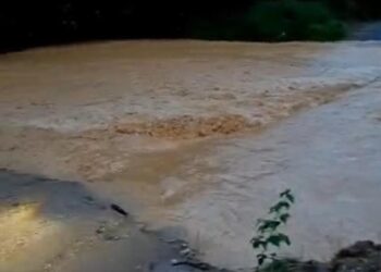 JAMBATAN balak Sungai Peralong, Gua Musang, Kelantan yang runtuh dihanyutkan arus deras.