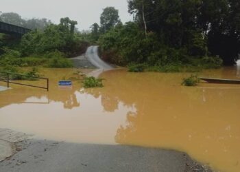 JAMBATAN di Batu 11, Kampung Serian, Gua Musang, Kelantan dilimpahi air Sungai Galas sejak pukul 1 pagi, hari ini. - IHSAN PENDUDUK