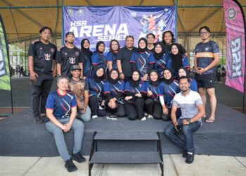 HISYAM Mohd Yusoff (berdiri tengah) bergambar kenangan bersama rakan media dari Persatuan Wartawan Jenayah (CiJA) selepas acara futsal dan bola jaring anjuran Kelab Sukan dan Rekreasi (KSR) SPRM.