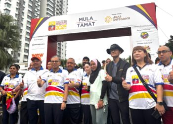FAHMI Fadzil (tiga dari kiri) dan Datuk Bandar Kuala Lumpur, Datuk Fadlun Mak Ujud (dua dari kiri) bagi Perasmian dan Flag Off Kayuhan Amal Mesra Wilayah Persekutuan 2025 di Kuala Lumpur. - UTUSAN/NURARIENAH SYAZWANY AHMAD PAUZI