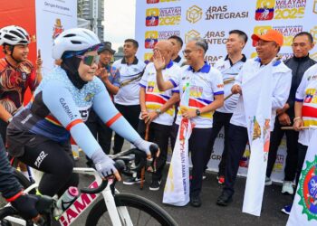FAHMI Fadzil (tengah) dan Datuk Bandar Kuala Lumpur, Datuk Fadlun Mak Ujud (kanan) bagi Perasmian dan Flag Off Program Kayuhan Amal Mesra Wilayah Persekutuan 2025 di Kuala Lumpur. - UTUSAN/ISKANDAR ISHAK