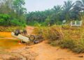 KEADAAN trak pikap selepas dihanyutkan arus deras kepala air di Jambatan No.2 Kampung Pulai, Gua Musang, Kelantan pada Khamis lalu.-IHSAN PDRM