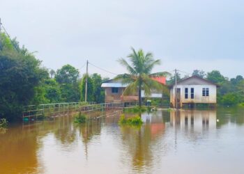 AIR Sungai Golok sudah melimpah masuk ke kawasan Kampung Tersang, Rantau Panjang, Kelantan hari ini-UTUSAN/YATIMIN ABDULLAH.