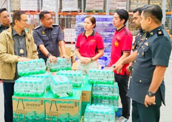 AZMAN Ismail (kiri) semasa mengadakan lawatan ke pemborong utama sempena kesiapsiagaan hadapi musim tengkujuh di Jedok, Tanah Merah, Kelantan hari ini-UTUSAN/YATIMIN ABDULLAH.