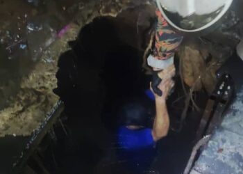 ANGGOTA Jabatan Bomba dan Penyelamat Malaysia (JBPM) Selangor ketika menarik keluar seorang lelaki yang terjatuh ke dalam tanah mendap, hari ini.