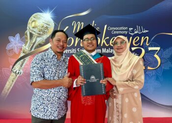 AZFAR Irfan Danish Azrul Fahmee (tengah) bergambar bersama ibu bapanya ketika ditemui pada Majlis Konvokesyen USIM Ke-23 di Nilai, Seremban semalam.-UTUSAN/NOR SHAFIQAH MOHD. GHAZALI.