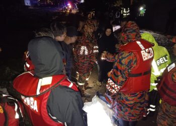 MAYAT mangsa ditemukan oleh Pasukan Penyelamat Di Air (PPDA) pada pukul 8.35 malam tadi kira-kira 600 meter dari lokasi terakhir mangsa dilihat sebelum dipercayai dihanyutkan arus deras susulan hujan lebat. - IHSAN BOMBA