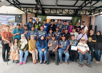 ZUHAIRI Ab. Kadir (duduk, empat dari kanan) bergambar bersama peserta Bengkel Penyediaan Antena Sesi 01/2025 bertempat di Bangunan Majlis Belia Malaysia di Cheras, Kuala Lumpur.