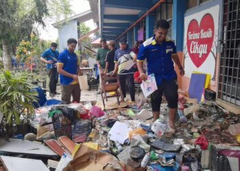 Pix

SUKARELAWAN Unimap membantu melaksanakan kerja-kerja pembersihan di 
SMK Dato’ Sheikh Ahmad yang terjejas teruk dengan banjir di Arau, Perlis semalam.-
UTUSAN/ASYRAF MUHAMMAD