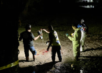PASUKAN forensik melakukan siasatan di lokasi penemuan mayat lelaki yang dipercayai ditetak dengan parang dalam sawah di Kampung Pida 3, Jerlun di Kubang Pasu. - UTUSAN/ SHAHIR NOORDIN