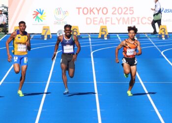Muhammad Zamir Azman (kanan) ketika beraksi pada aksi pusingan pertama 100 meter (m) lelaki temasya Deaflympics 2025 di Stadium Komazawa Metropolitan, Tokyo, Jepun, hari ini. - IHSAN MSDEAF