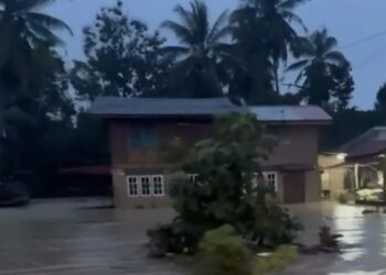 KEADAAN rumah yang dinaiki air di sekitar Kampung Paya Nongmi, Changlun di Kubang Pasu.