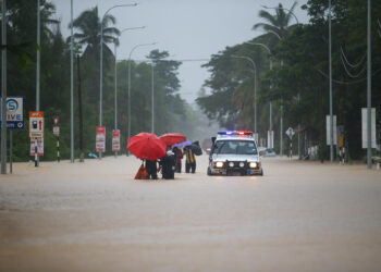 ANGGOTA bomba membantu penduduk sekitar Kampung Paya Nongmi keluar dari kawasan rumah mereka berikutan keadaan banjir yang semakin teruk di Changlun, Kubang Pasu. - UTUSAN/ SHAHIR NOORDIN