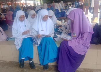 SEBAHAGIAN calon SPM sempat mengulangkaji pelajaran sebelum menduduki peperiksaan itu di SMK Yan, pagi tadi.
