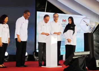 Anwar Ibrahim (tengah) menekan butang tanda perasmian bangunan baharu Hospital Tawau pada Majlis Peluncuran Blok Baharu Hospital Tawau. - UTUSAN/BESSE AISYAH