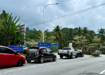 Tinjauan Utusan Malaysia mendapati kesesakan persimpangan Ampang Tinggi, Jalan Seremban-Kuala Pilah berpunca akibat lampu isyarat yang gagal berfungsi dengan baik.-UTUSAN/NOR SHAFIQAH MOHD. GHAZALI.