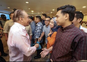 ANWAR Ibrahim bertemu dengan petugas media dari Utusan Malaysia selepas menyampaikan ucapan pada Sesi Sarapan Pagi dan Sembang Santai Pengamal Media Sabah Bersama Perdana Menteri di Kota Kinabalu, hari ini. - UTUSAN/AMIR KHALID