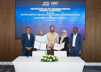 Mahadhir Aziz (kiri) menyaksikan pemeteraian Memorandum Persefahaman (MoU) di antara Johor Capital Group (JCG) bersama HGC Global Communications Limited (HGC) dan Legan Group (Legan), semalam.
